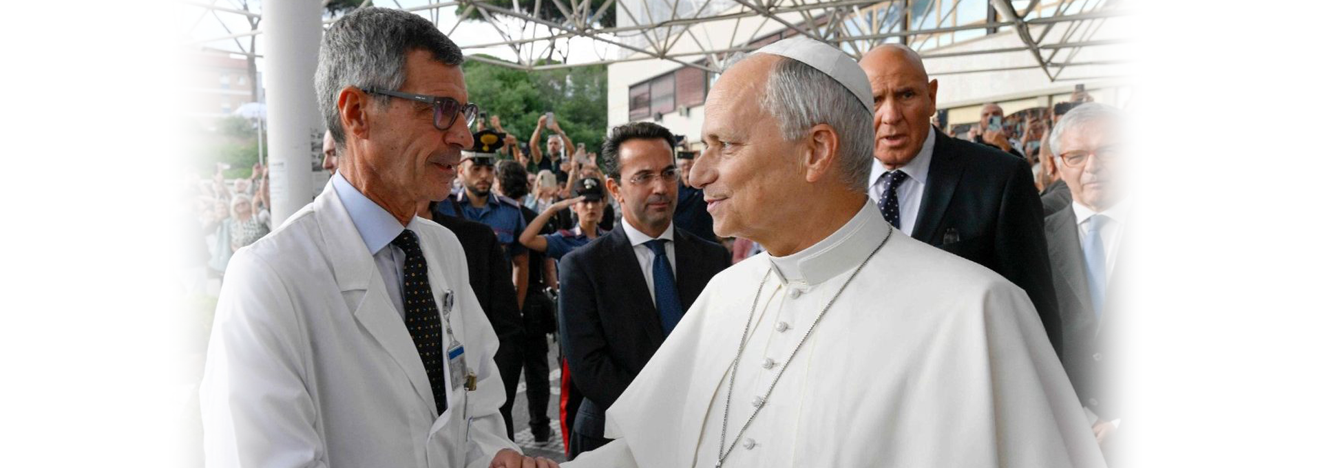 Đức Thánh Cha Lêô XIV xuất viện, trở về Vatican