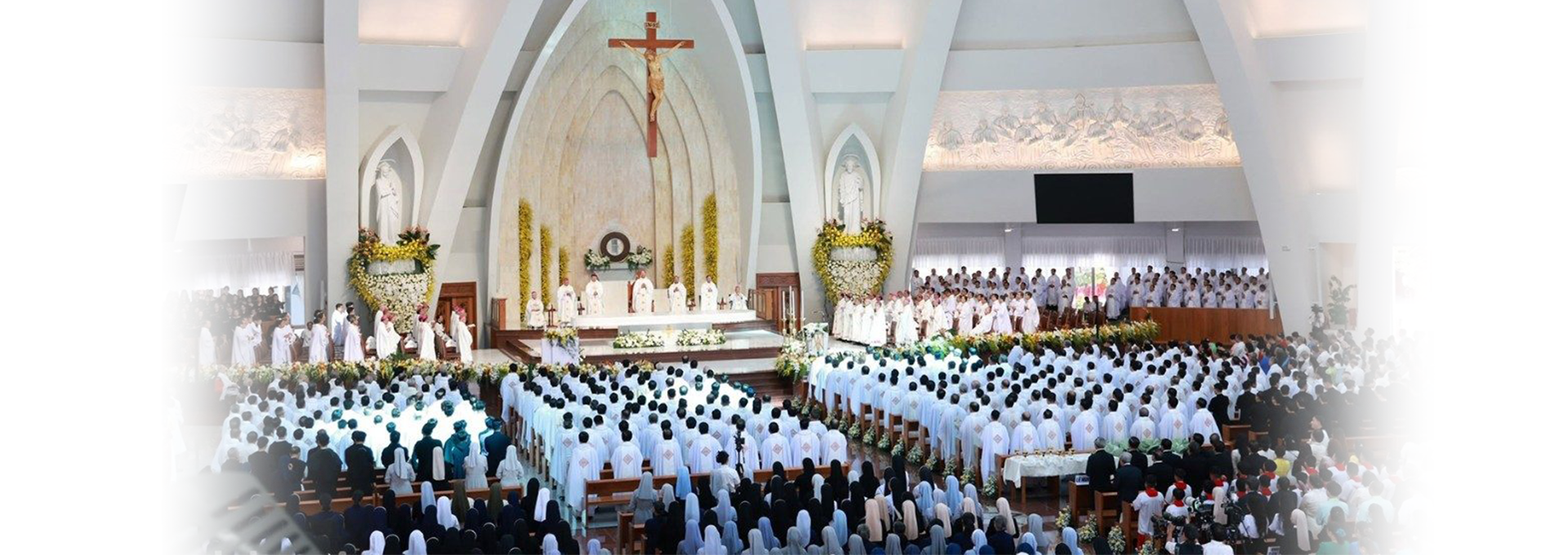 Gần 50.000 tín hữu dự lễ cung hiến Đền thánh Đức Mẹ Núi Cúi